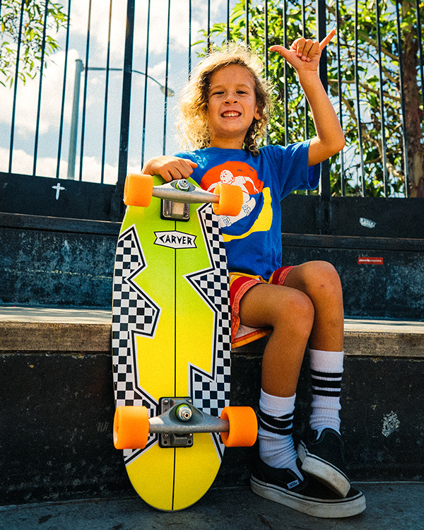 Dziecko - trzymające deskę surfskate Carver